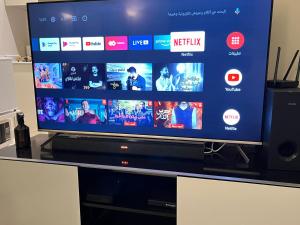 een flatscreen-tv zittend op een tafel bij Studio with smart entry in Riyad