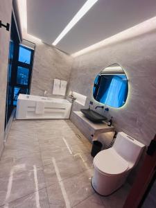 een badkamer met een toilet, een wastafel en een bad bij Box A.venu in Calapan
