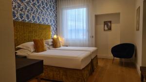 um quarto de hotel com uma cama e uma janela em Jolly Charme Suite em Messina