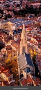 una vista aérea de una iglesia en una ciudad en chambre suite B&B en Montpellier