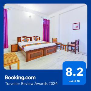 FabHotel Gitanjali في جايبور: غرفة في الفندق مع سرير مع ستائر أرجوانية