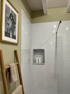 a bathroom with a shower with a glass door at Apartamentos Rurales El Solsuco Casa MariaCarlos in Villaviciosa
