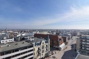uma vista aérea de uma cidade com edifícios em Haus am Meer, Whg 154, Landseite em Westerland
