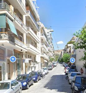 una calle con coches estacionados en el lateral de un edificio en Acropolis Luxury Apartments Parthenon view en Athens