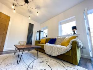een woonkamer met een bank en een tafel bij Juliet Beautiful 1 bedroom, central, modern space. in Darlington