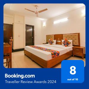 um quarto de hotel com uma cama e uma casa de banho em FabExpress JDM Residency em Gurgaon