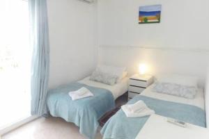 En eller flere senge i et værelse på Amplio apartamento con piscina cerca de la playa