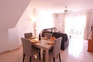 Et opholdsområde på Amplio apartamento con piscina cerca de la playa