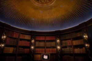une bibliothèque avec un plafond rempli de livres dans l'établissement Maison Proust, Hotel & Spa La Mer, à Paris