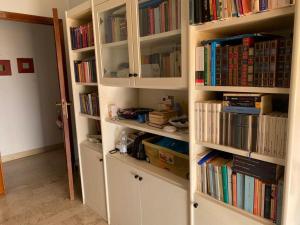 a book shelf filled with lots of books at Frontemare in Crotone