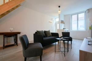 リールにあるHouse in Lille near Euratech private terrace.のリビングルーム(ソファ、テーブル付)