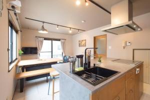 Una cocina o kitchenette en 焼肉台付き &箱根仙石原を大勢で遊びたい &癒されたい