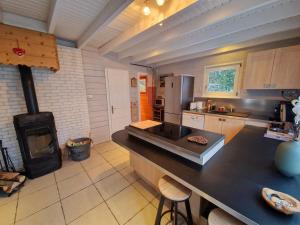 Kuchyňa alebo kuchynka v ubytovaní Chalet les Jales Jacuzzi et étang ! + 9 fotografií