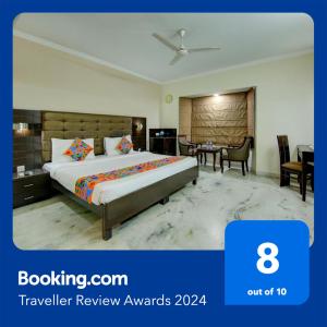 een hotelkamer met een bed en een tafel bij FabHotel Staywell in Gurgaon