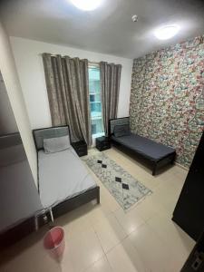 ein kleines Schlafzimmer mit einem Bett und einem Fenster in der Unterkunft furnished apart in city tower in Ajman 