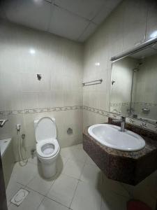 ein Bad mit einem WC und einem Waschbecken in der Unterkunft furnished apart in city tower in Ajman 