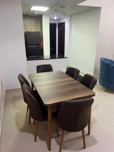 einen Konferenzraum mit einem Holztisch und Stühlen in der Unterkunft furnished apart in city tower in Ajman 