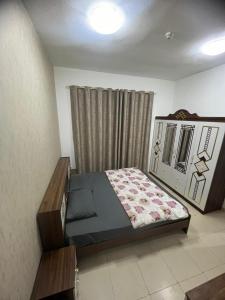 ein Schlafzimmer mit einem Bett in einem Zimmer in der Unterkunft furnished apart in city tower in Ajman 