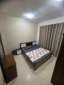 ein Schlafzimmer mit einem Bett und zwei Kisten darin in der Unterkunft furnished apart in city tower in Ajman 
