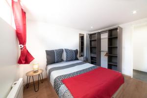 梅濟約的住宿－Appartement Gardhenn Stadium LCLD Arena Groupama Lyon，一间卧室配有一张带红色毯子的床
