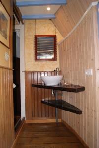 La Quille en l'air في كروزون: حمام مع حوض ومرآة