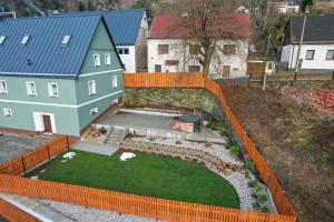 una vista aerea su un cortile con una recinzione arancione di Marcelína a Mikulov v Krušných Horách