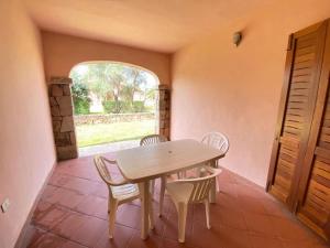 a table and chairs in a room with a window at Cinta 1 in San Teodoro