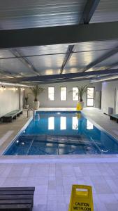 Byal Izvor的住宿－Guest House KOLESHEVI，大型建筑中的大型游泳池