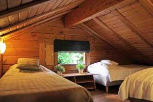 ein Schlafzimmer mit zwei Betten und einem Fenster in der Unterkunft Finse bungalow max 5 volwassenen + 3 kinderen in Otterlo