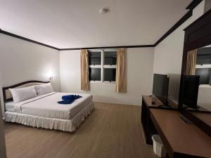 um quarto com uma cama e uma televisão de ecrã plano em Keep Aonang em Praia de Aonang