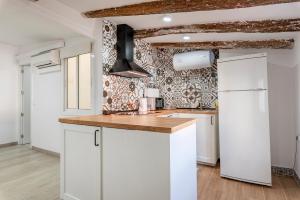 Kuchyňa alebo kuchynka v ubytovaní Bettatur Apartaments Rera Sant Domenech