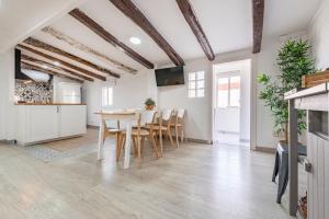 Televízia a/alebo spoločenská miestnosť v ubytovaní Bettatur Apartaments Rera Sant Domenech