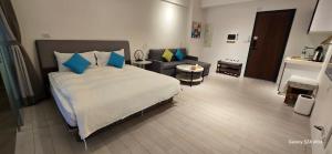 ein Schlafzimmer mit einem Bett und ein Wohnzimmer in der Unterkunft 楓葉閣溫泉會館Hot Spring Hotel in Hsin-hsing