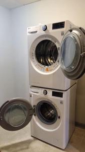 una secadora y una lavadora junto a una lavadora en Lady Kay's Place, en Upper Marlboro