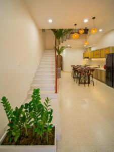 - un escalier dans une pièce avec des tables et des chaises dans l'établissement De V’Charm Hotel, à Ðông Tác (1)