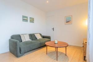 Et opholdsområde på One bedroom apartment with balcony and a view