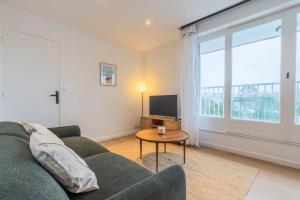 Et tv og/eller underholdning på One bedroom apartment with balcony and a view