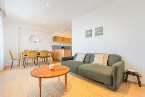 Et opholdsområde på One bedroom apartment with balcony and a view