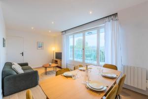 Et opholdsområde på One bedroom apartment with balcony and a view