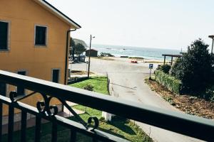 Elle comprend un balcon offrant une vue sur la rue et l'océan. dans l'établissement CASA FRENTE AL MAR en PANTIN, à La Corogne