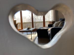uma sala de estar com um sofá e uma mesa em Bei uns im Allgäu em Bad Wurzach