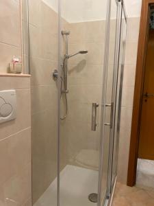 W łazience znajduje się prysznic ze szklanymi drzwiami. w obiekcie Urban Rome Musei Vaticani w Rzymie