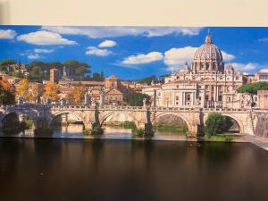- Vistas a una ciudad con puente y catedral en Urban Rome Musei Vaticani en Roma