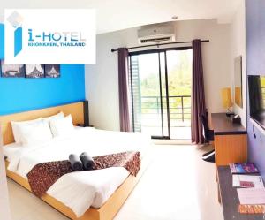 una camera d'albergo con letto e finestra di I Hotel Khonkaen a Khon Kaen