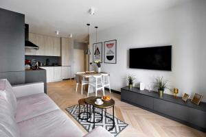 un soggiorno con divano e tavolo di Praga Zupnicza P&O Serviced Apartments a Varsavia