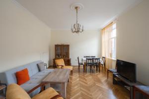 ein Wohnzimmer mit einem Sofa und einem Tisch in der Unterkunft RIS Central Apartments Yerevan in Yerevan
