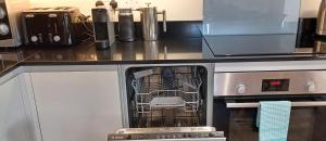 Η κουζίνα ή μικρή κουζίνα στο Central Ripon apartment - view of the Cathedral! +27 φωτογραφίες