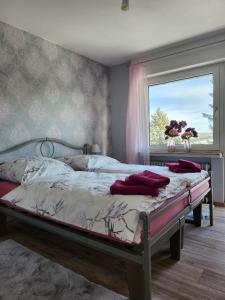 Ce lit se trouve dans un dortoir doté d'une fenêtre et d'un lit sidx sidx. dans l'établissement Gästehaus Senger, à Bestwig
