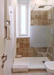 une salle de bain avec une douche avec des toilettes et un lavabo dans l'établissement Tesa2 Casa Vacanze, à Trieste 14 autres photos