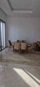 een eetkamer met een tafel en stoelen in een kamer bij اقامة مفتاح الساحل in Agadir